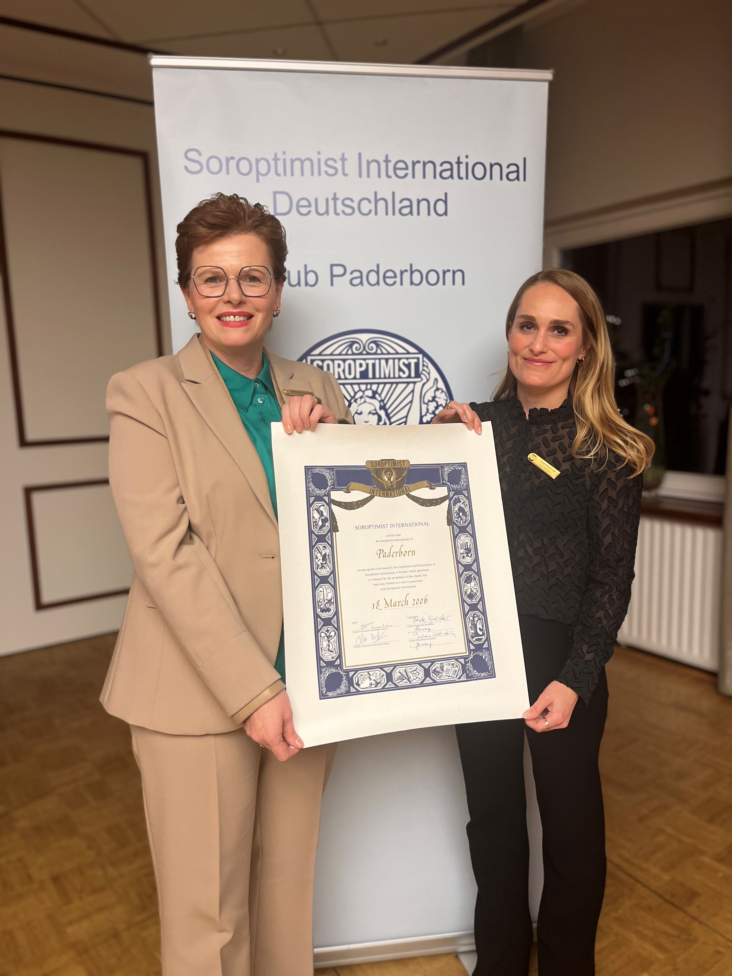 Daniela Meschede, neue Präsidentin des SI-Clubs Paderborn, erhält die Gründungsurkunde des Clubs von Past-Präsidentin Julia Hambrock.